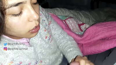 මම මගේ ස්වාමිපුරුෂයාගේ එකතු කරගත් කිරි සියල්ල ගිල දමමි - කම්මුල සමඟ දිව පෙන්වමින්